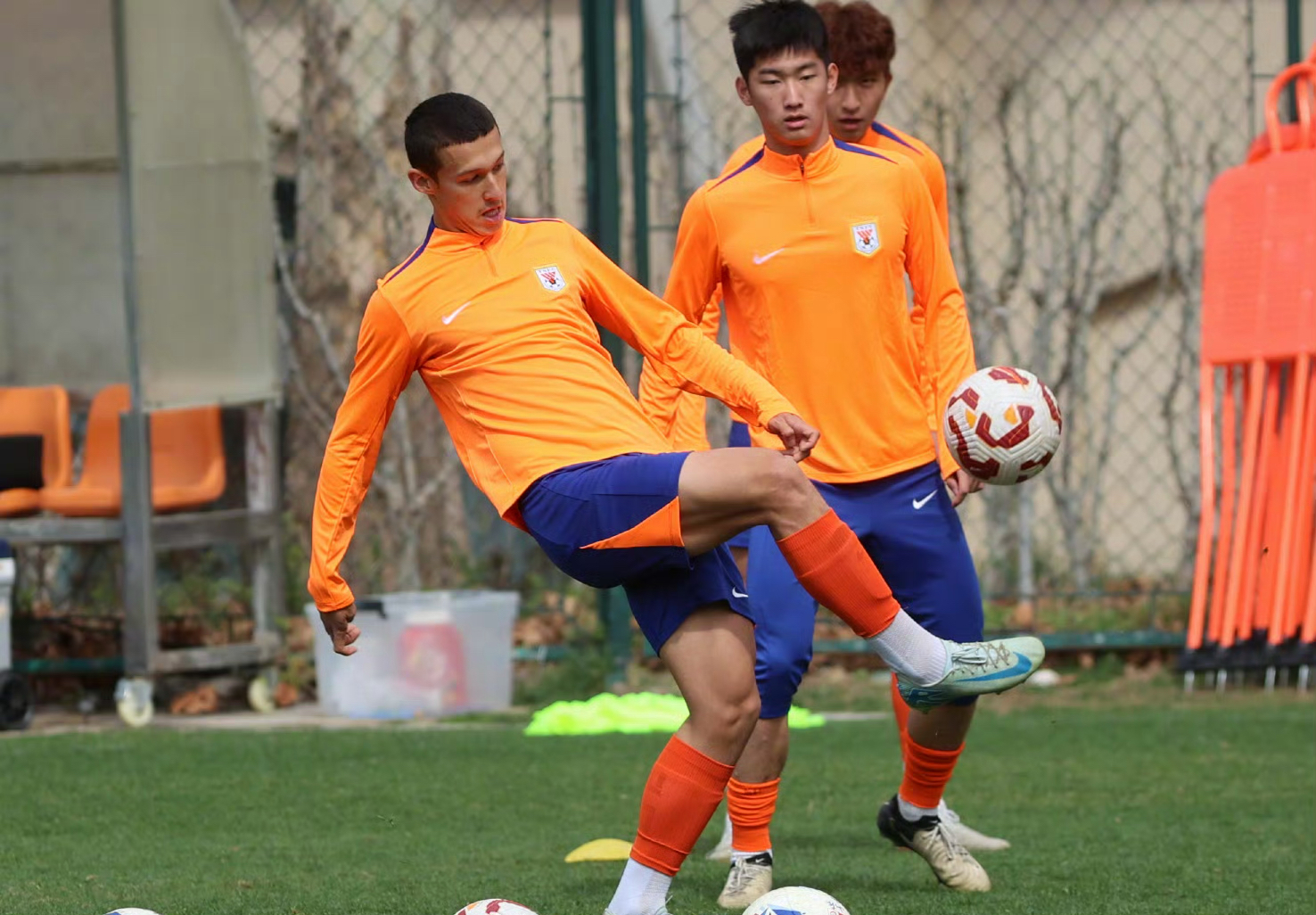 包含今晚体能课后；山东泰山远射贴柱备战德甲；信心回归；资深球员宣示担当的词条-APP下载